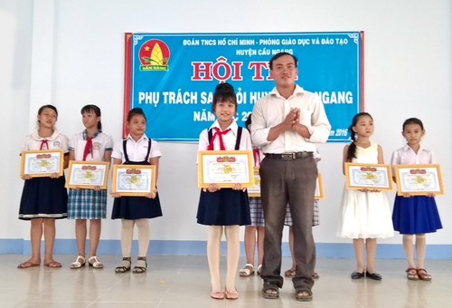 Trang Thị Tuyết Hân được trao giải nhất tại Hội thi phụ trách sao giỏi huyện Cầu Ngang năm học 2015 - 2016